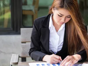احرصي دوماً على تقديم الدعم العاطفي لزوجك فهو لا يحتاجك فقط للقيام بأعمال المنزل