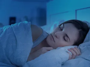 تجنّب مادة الكافيين الموجودة في القهوة والشاي بعد الساعة 3 مساءً يساعد على تنظيم النوم
