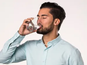 الشعور بالإنتعاش والحيوية بعد بضعة أيام من الإنتظام على شرب كوب ماء يومياً على الريق