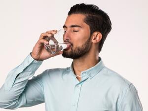 الشعور بالإنتعاش والحيوية بعد بضعة أيام من الإنتظام على شرب كوب ماء يومياً على الريق