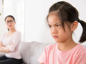 ضرورة إظهار الأم مشاعرها نحو طفلها بحيث تتأكد من أنه يعي تماماً أنها تحبه حتى لو أنها تكره سلوكه السيىء