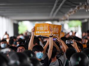 Asian markets fell again on June 13 with Hong Kong suffering a second straight day of heavy losses as investors fret over the impact of protests in the city and plans to introduce a controversial law allowing extradition to China. (Anthony WALLACE / AFP)
