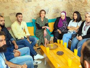 Queen Rania and youth at the Kawon bookshop in Madaba on Sunday. (Photos courtesy of Royal Court)