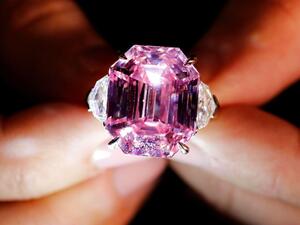 A fancy vivid purplish-pink diamond with a bubble gum shape fetched $7.5 million at an auction. (Twitter)