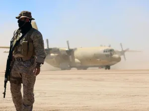 Saudi soldiers stand guard as a Saudi air force cargo plane, carrying aid, lands at an airfield in Yemen's central province of Marib, on February 8, 2018. (AFP/ File Photo)