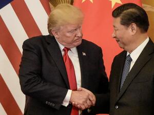 US President Donald Trump (L) shakes hand with China's President Xi Jinping at the end of a press conference. (AFP/ File Photo)