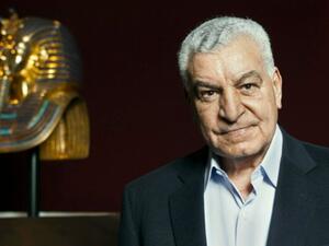 الدكتور زاهي حواس يوقع كتابه "أسرار مصر"