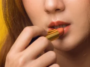 لا تطبقي أحمر الشفاه الأصفر إن كنت من أصحاب البشرة البيضاء