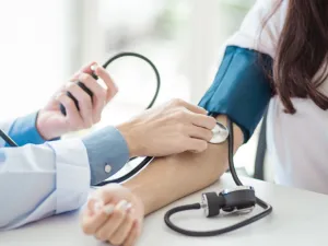 ينصح الأخصائيون بشرب عصير التوت البري قليل السعرات الحرارية وإتباع حمية صحيّة