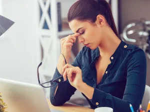 اختيار الكراسي وكنب المكتب من الأقمشة الثقيلة كالجلد والقطيفة لأنها تساعد على النشاط 