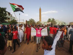 Sudanese people chant slogans and wave national flags as they celebrate after protest leaders struck a deal with the ruling generals on a new governing body, in the capital Khartoum's eastern district of Burri on July 5, 2019. (AFP/ File Photo)