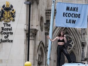 Singer Jessica Winter entertains demonstrators from the "Extinction Rebellion" climate environmental activist group protesting outside of The Royal Courts of Justice on The Strand in central London in London on July 15, 2019. (Niklas HALLE'N / AFP)