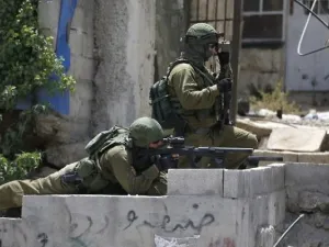 Israeli security forces hold a position during clashes between demonstrators and Israeli security forces at the Qalandiya checkpoint, between Ramallah and Jerusalem(AFP/ File Photo)