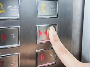 زر اغلاق المصعد