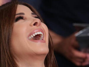 نانسي تضحك