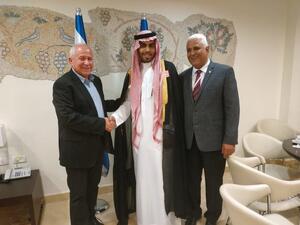 Saudi Media blogger is met with flying chairs and insults on an unprecedented visit of its kind to Israel (Twitter)