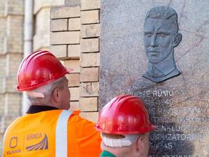 Vilnius remove the plaque commemorating Jonas Noreika (Twitter)