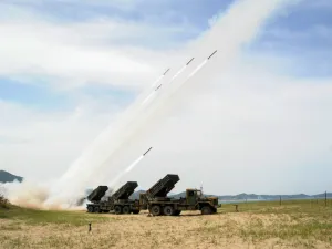 Tthe South Korea army firing the MLRS(Multiple Launch Rocket System) near East Sea. (Shutterstock/ File Photo)