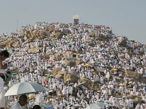 Muslims at Mount Arafat (Shutterstock)	