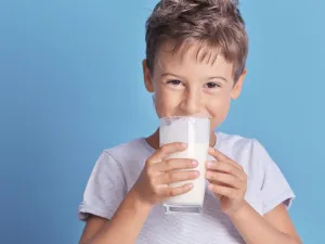  على الأبوين الاهتمام بتناول الطفل الحليب أو بدائله