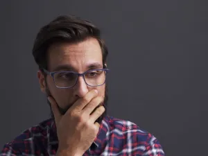 إذا كانت أعراض القلق شديدة جدًّا بحيث إنّ العلاج النفسي لا يكفي للسيطرة على القلق  عندها يكون العلاج الطبي ضروريًّا