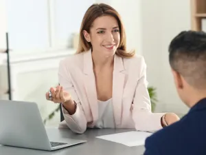 إذا بدأ المدير في الحديث عن الأشياء التي يحبها عن المكان فهذا يشير إلى أنه يستمتع بالفعل بالعمل