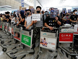  خمسة آلاف شخص دخلو باحة الوصول في المطار، مما حدا بإدارته إلى اتخاذ قرار نادر بإلغاء جميع الرحلات.