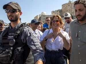 American Actress and singer Jennifer Lopez, escorted by Israeli security forces, visits the Western Wall in Jerusalem's Old City on August 2, 2019. (OHAD ZWIGENBERG / AFP)