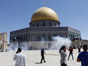 Palestinians run for cover from sound grenades fired by Israeli security forces outside the Dome of the Rock mosque in Jerusalem's Al-Aqsa Mosque compound on August 11, 2019. (AFP/ File Photo)