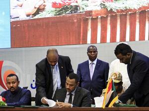 Sudan Army and opposition leader have sign documents during a ceremony to sign a "constitutional declaration" that paves the way for a Sudanese transition to civilian rule, in the capital Khartoum on August 17, 2019. (AFP)