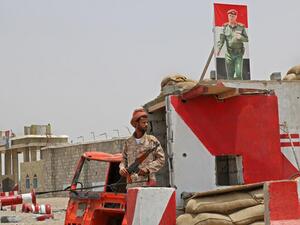 A fighters with the UAE-trained Security Belt Forces loyal to the pro-independence Southern Transitional Council (STC) mans a checkpoint that used to belong to government forces. (AFP/ File Photo)