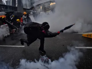 Protesters return tear gas in Tseun Wan in Hong Kong on August 25, 2019 in the latest opposition to a planned extradition law that has since morphed into a wider call for democratic rights in the semi-autonomous city. (AFP/ File Photo)