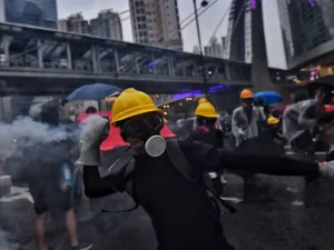 Protesters return tear gas in Tseun Wan in Hong Kong on August 25, 2019 in the latest opposition to a planned extradition law that has since morphed into a wider call for democratic rights in the semi-autonomous city. (AFP/ File Photo)