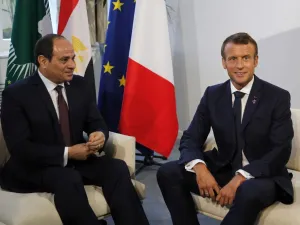 Egyptian President and Chairman of the African Union Abdel Fattah al-Sissi (L) and French President Emmanuel Macron pose prior to their a bilateral meeting in Biarritz. (AFP/ File Photo)