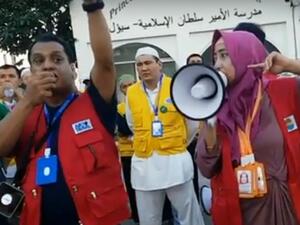 South Korean Muslims travelling to Mecca for the anual Hajj (YouTube)