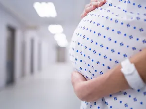 ما هي أسباب التشققات الجلدية وطرق علاجها؟