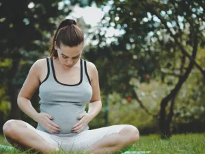 يعمل خليط الزيت مع حبة البركة على فتح الرحم وسوف تشعر الحامل بذلك