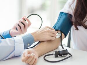 المحافظة على النشاط البدني من خلال ممارسة الرياضة مثل المشي والركض