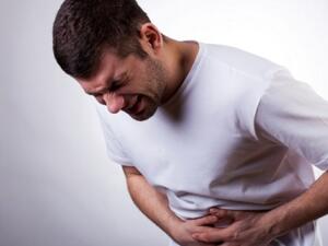 استخدام المضادات الحيوية بشكل خاطئ والتي تتسبب في قتل البكتيريا المفيدة في الأمعاء