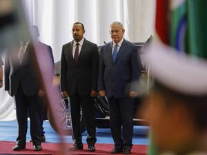 Israeli Prime Minister Benjamin Netanyahu (R) receives his Ethiopian counterpart Abiy Ahmed at the prime minister's office in Jerusalem on September 1, 2019.  MENAHEM KAHANA / AFP