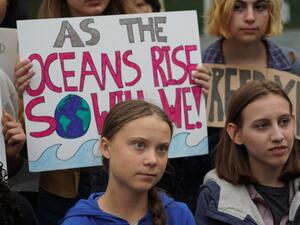 Greta Thunberg (C) joins activist outside the United Nations during a protest against climate change on September 6, 2019 in New York. (Bryan R. Smith / AFP)