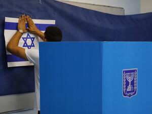 An Israeli man prepares a polling station during Israel's parliamentary election in Rosh Haayin, on September 17, 2019. Jack GUEZ / AFP