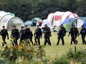 French gendarmes walk by tents during the evacuation of the Grande Synthe migrant camp, northern France, on September 17, 2019. (FRANCOIS LO PRESTI / AFP)