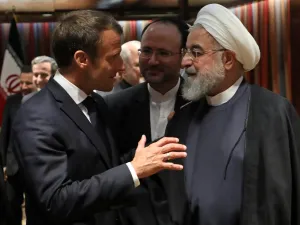 French President Emmanuel Macron (L) and Iranian President Hassan Rouhani speak at the United Nations headquarters on September 23, 2019, in New York. LUDOVIC MARIN / AFP