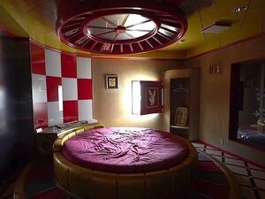 An urban explorer named Bob Thissen, 33, has visited an abandoned love motel full of naughty attractions like spaceship beds and even one with a roulette wheel on the ceiling (dailymail)