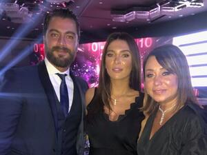 إنجي علي برفقة معتصم النهار وزوجته في حفل تسليم جوائز الفضائيات العربية في دورته الـ10