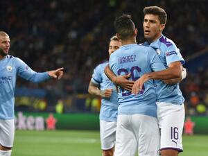 جم مان سيتي رياض محرز (وسط) يحتفل بهدفه في شباك شاختار ضمن دوري أبطال أوروبا.