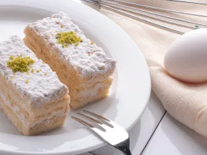 وصفة سهلة وسريعة وشهية لصنع كيكة الحليب بالسكر البودرة