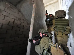 Israeli soldiers (Shutterstock)	