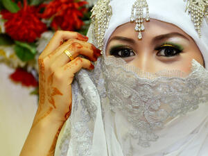 Beautiful Indonesian bride dressed in traditional white kebaya. (Shutterstock/ File Photo)